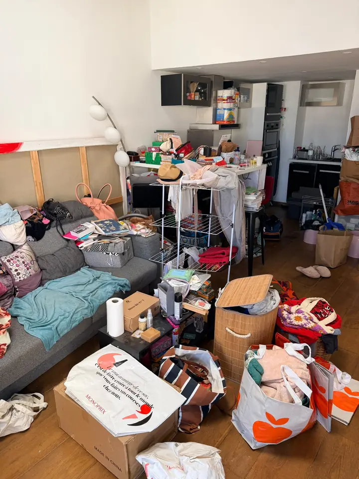 Pièce de vie encombrée du sol au mobilier avant intervention