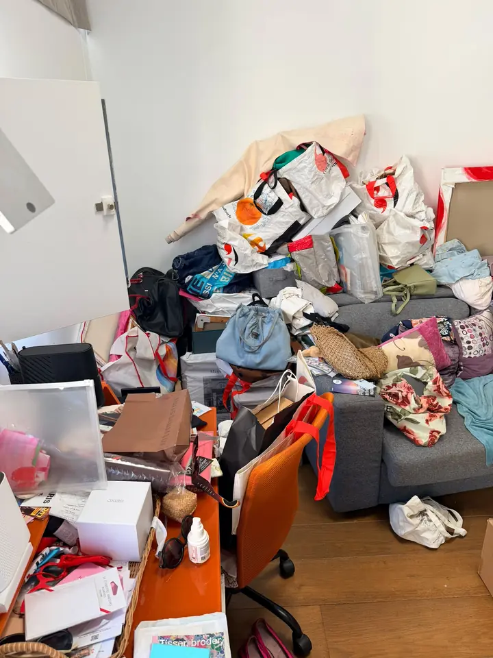 Zone de tri improvisée au sol, objets mélangés avant intervention