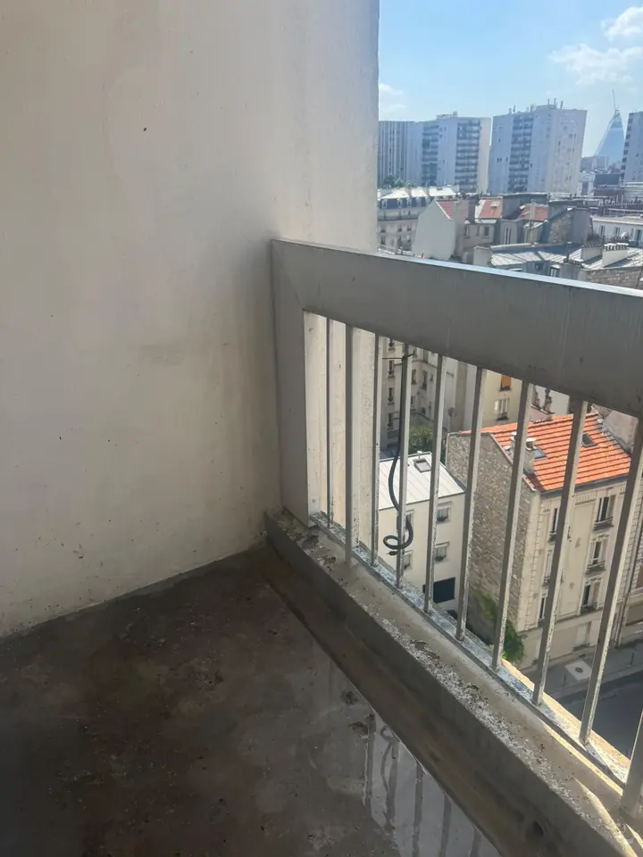 Angle du balcon nettoyé après retrait des fientes