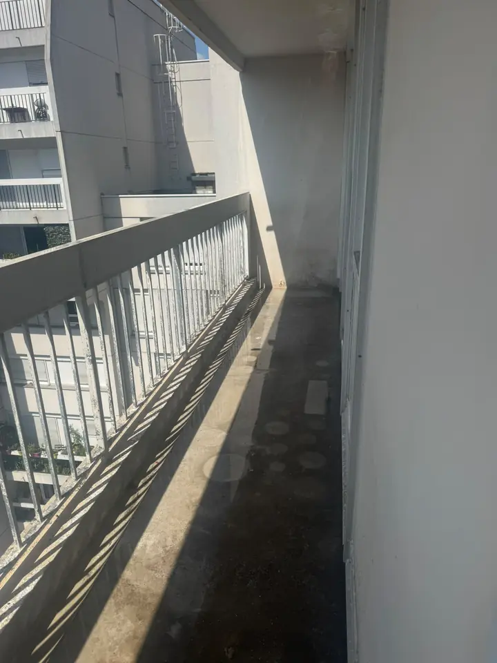Balcon nettoyé, sol dégagé après nettoyage des fientes