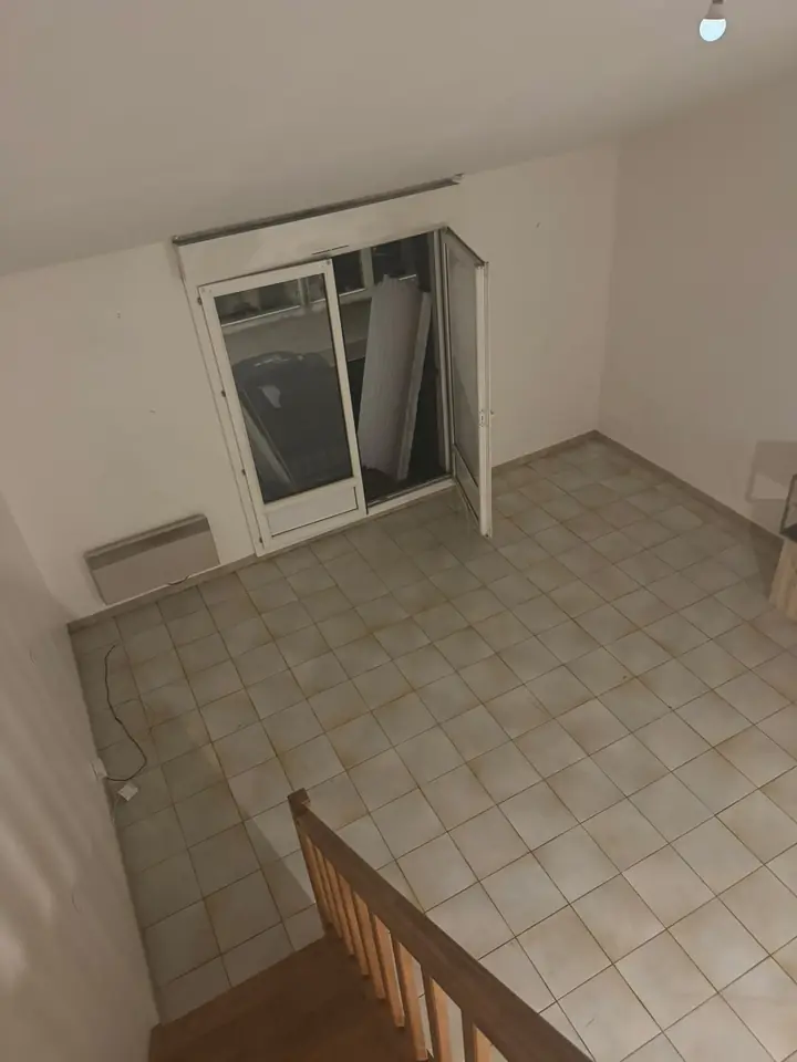 Logement remis en état, pièce vide et propre